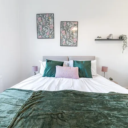 Spacious 3br In Apartment *